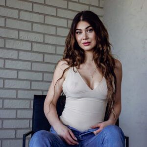 Kaventava body Kim (ihonväri)